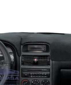 Vista interior del vehículo Chevrolet Astra 2000–2006 con tapete instalado