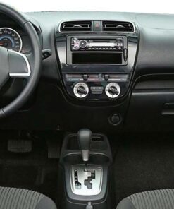 Vista interior del vehículo Chrysler–Dodge Attitude 2015–2024 como referencia