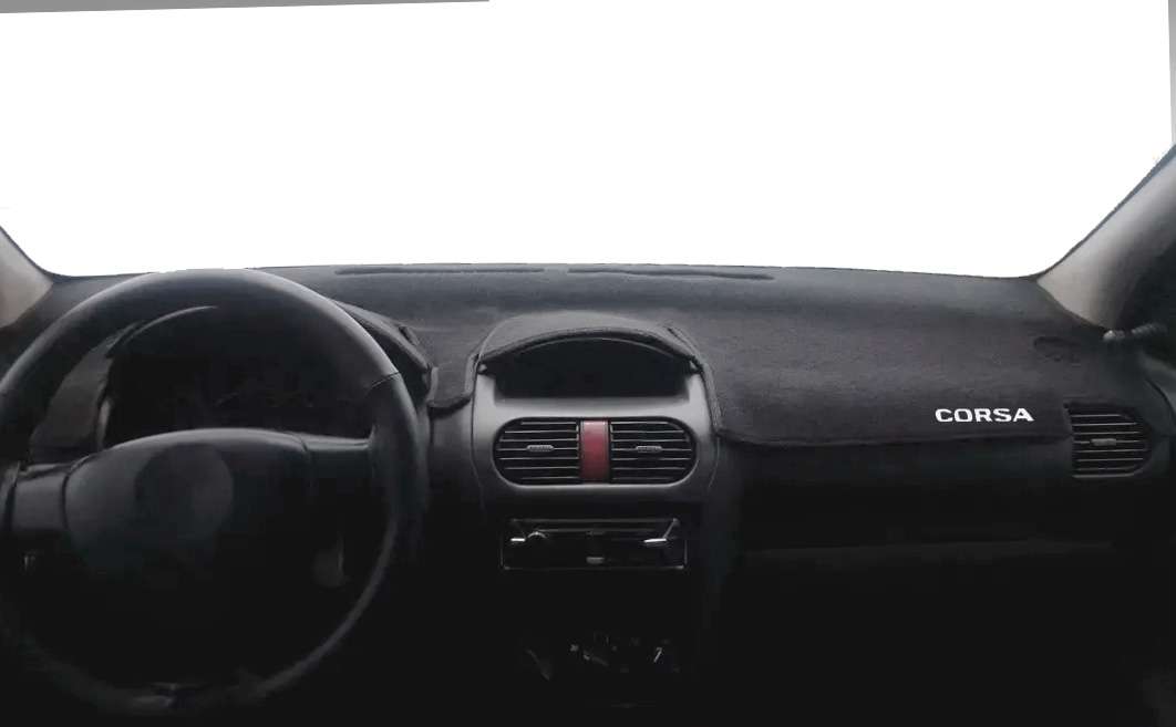 Vista interior del vehículo Chevrolet Corsa 2002–2008 con tapete instalado