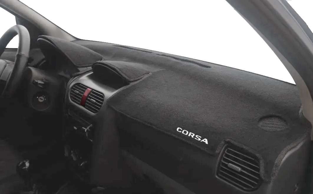 Vista interior del vehículo Chevrolet Corsa 2002–2008 con tapete instalado vista en ángulo derecho