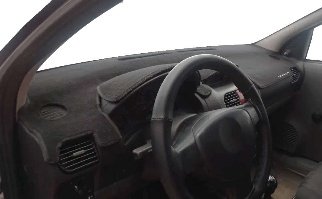 Vista interior del vehículo Chevrolet Corsa 2002–2008 con tapete instalado vista en ángulo izquierdo