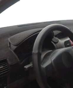 Vista interior del vehículo Chevrolet Tornado 2004–2011 con cubretablero instalado en vista en ángulo izquierdo