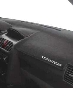 Vista interior del vehículo Chevrolet Tornado 2004–2011 con cubretablero instalado en vista en ángulo derecho