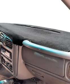 Vista interior del vehículo Chevrolet S-10, Bravada 1998–2004 con cubretablero instalado al interior, vista ángulo derecho