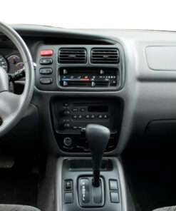 Vista interior del vehículo Chevrolet Tracker 1999–2008 como referencia