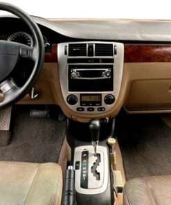 Vista interior del vehículo Chevrolet Optra 2001–2010 como referencia
