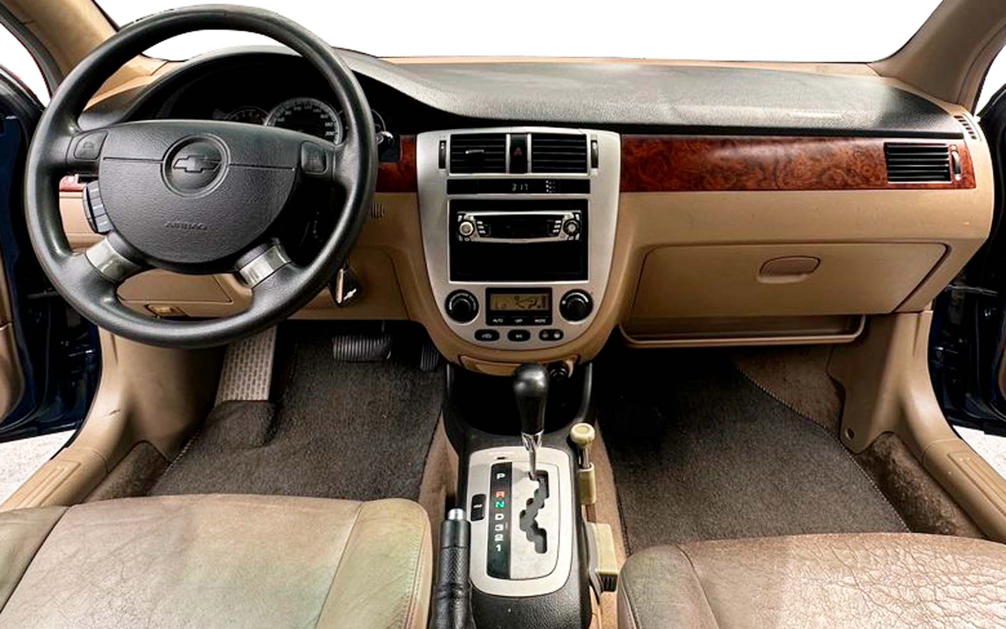 Vista interior del vehículo Chevrolet Optra 2001–2010 como referencia