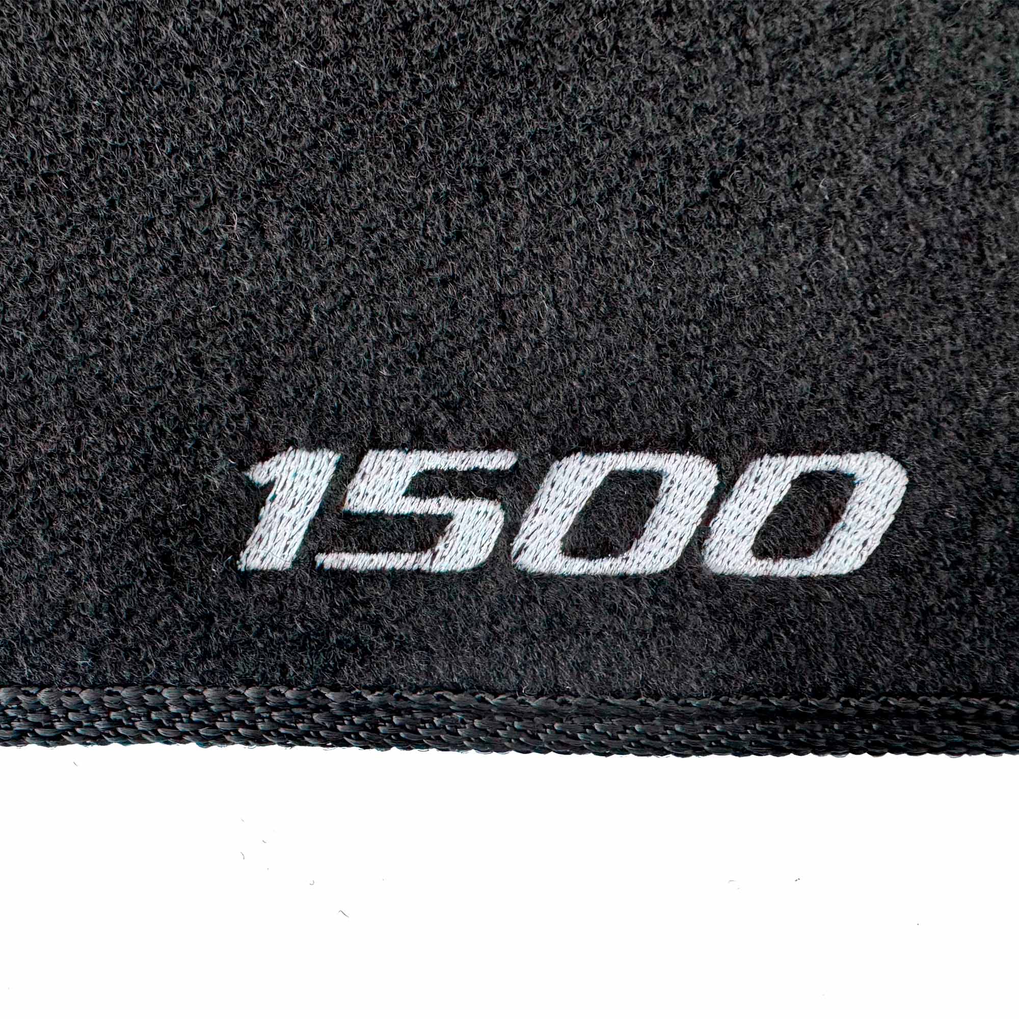 Cubretablero para Chevrolet 1500 1981–1991 con detalle del bordado