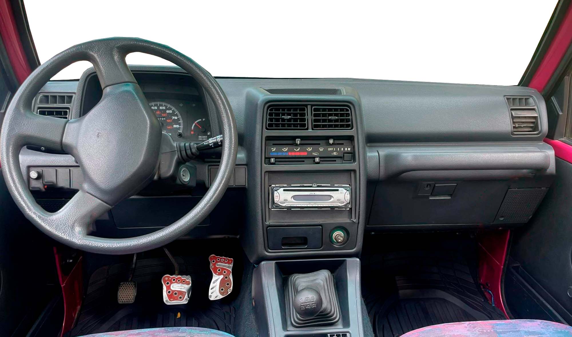 Vista interior del vehículo Chevrolet Traker 1990–1995 como referencia