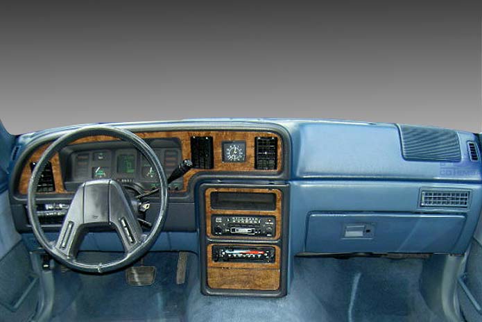 Vista interior del vehículo Ford Cougar 1985–1989 como referencia