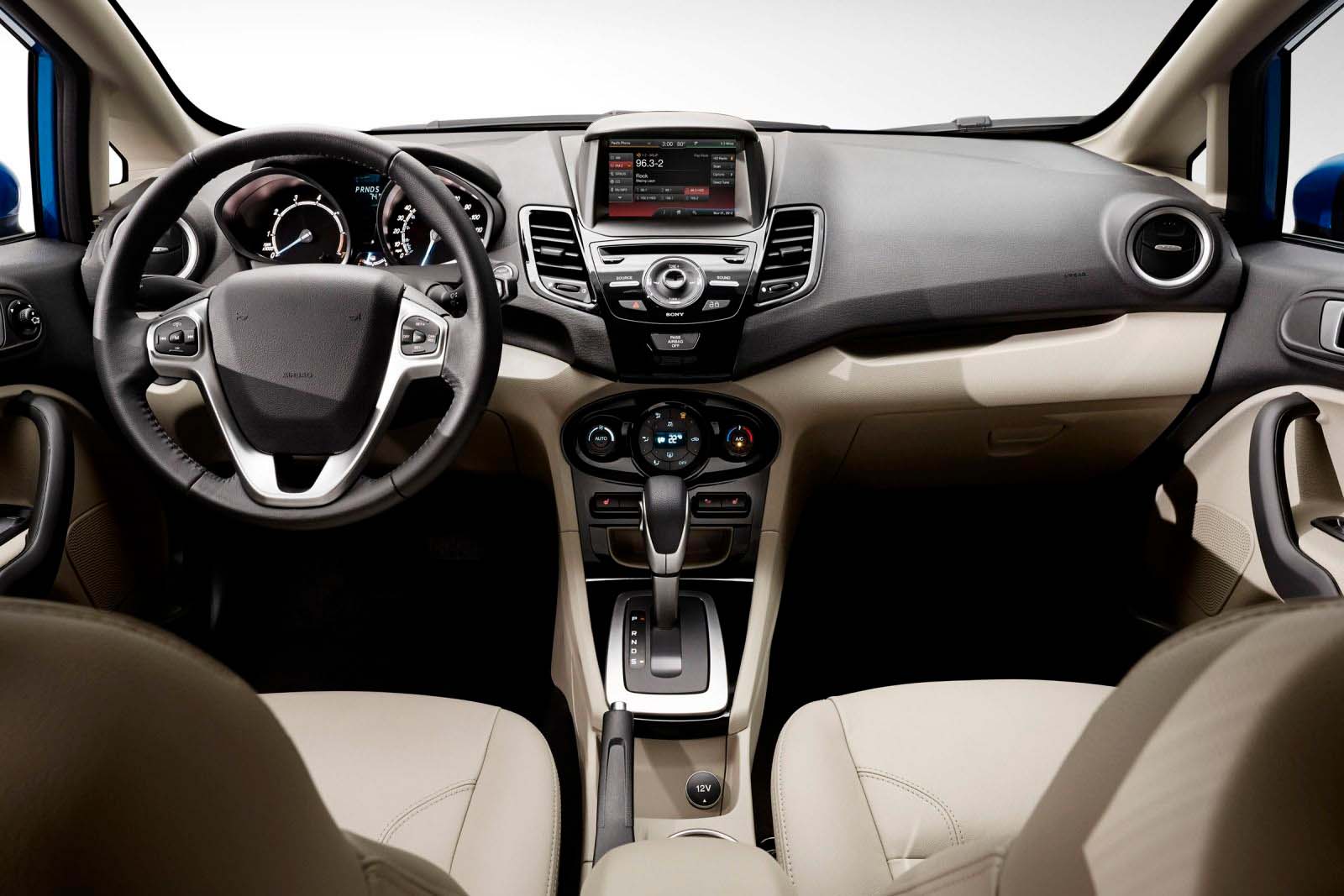 Vista interior del vehículo Ford Fiesta 2011–2016 como referencia