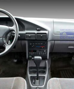 Vista interior del vehículo Ford Escort 1995–1996 como referencia