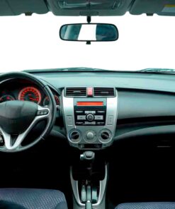 Vista interior del vehículo Honda City 2010–2013 como referencia