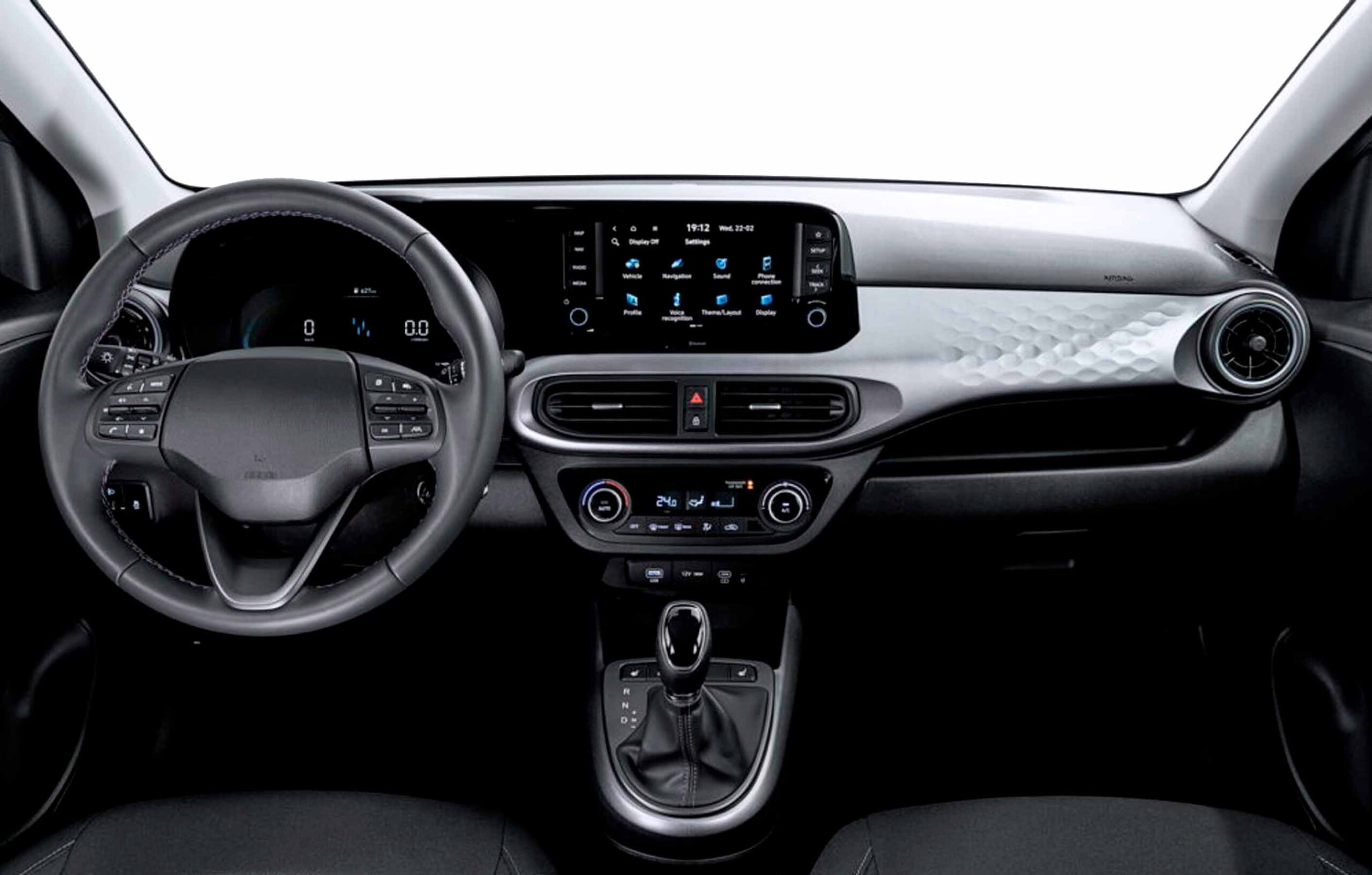 Vista interior del vehículo Hyundai Grand I-10 2021–2026 como referencia