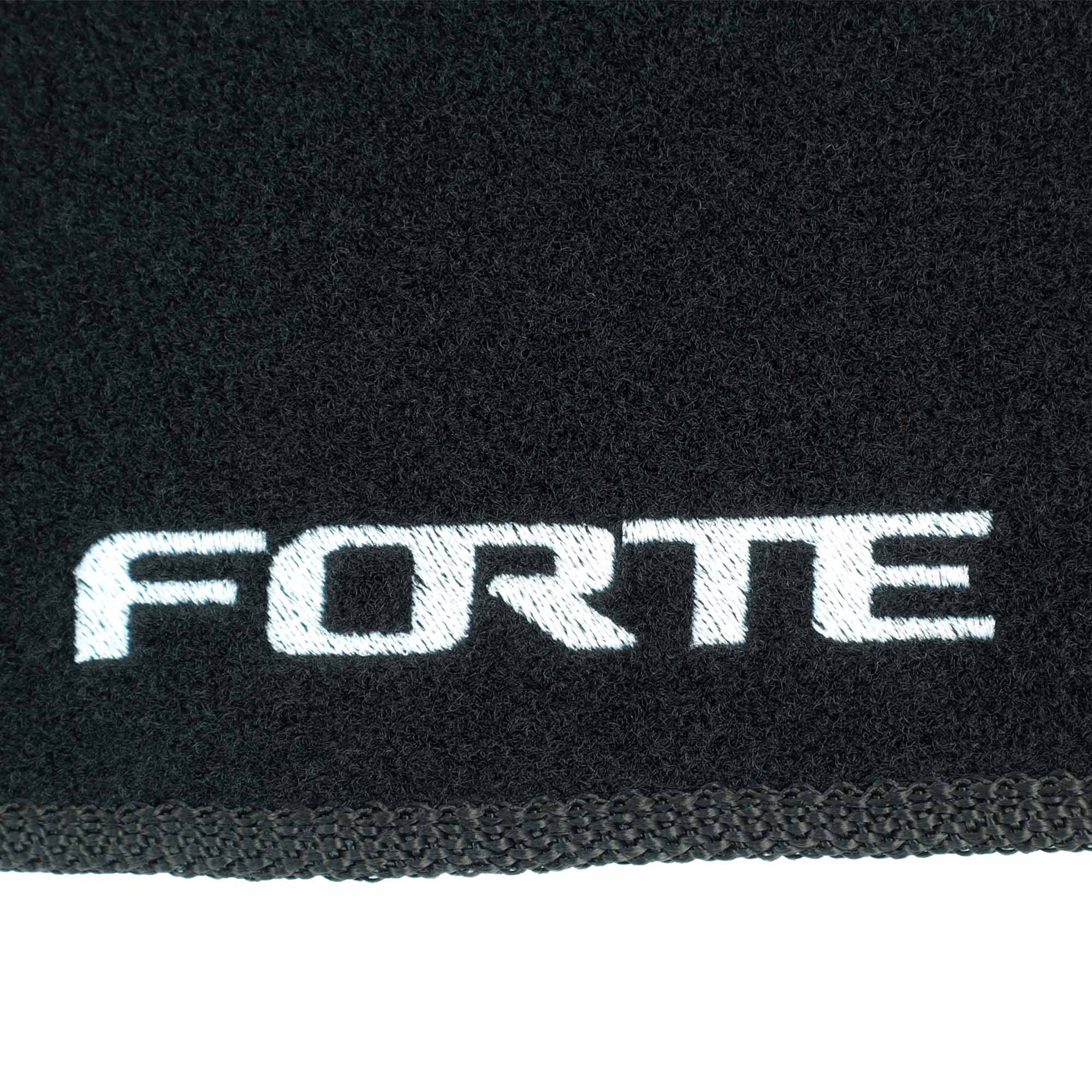 Cubretablero para KIA Forte 2019–2023 detalle del bordado