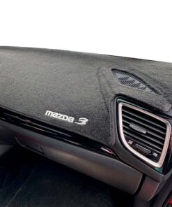 Cubretablero premium para Mazda 3 2014–2018 con detalle del bordado
