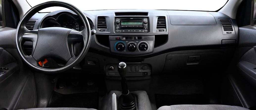 Vista interior del vehículo Toyota Hilux 2003–2015 como referencia