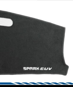 Cubretablero premium para Chevrolet Spark EUV 2025–2026 detalle del bordado
