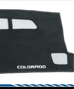 Cubretablero premium para Chevrolet Colorado 2023–2026 detalle del bordado