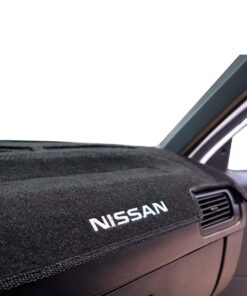 Cubretablero premium para Nissan Pick-Up 1994–2008 detalle del bordado