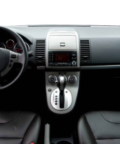 Vista interior del vehículo Nissan Sentra Custom 2007–2012 como referencia