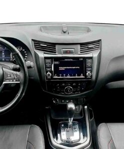 Vista interior del vehículo Toyota Frontier 2016–2022 como referencia