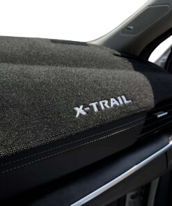 Cubretablero premium para Nissan X Trail con head-up 2023–2026 detalle del bordado