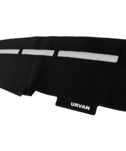Cubretablero premium para Nissan Urvan 1987–2000 detalle del bordado