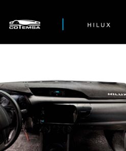 Cubretablero premium para Toyota Hilux 2016–2025 intalado en el interior del auto