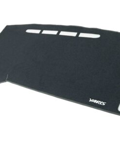 Cubretablero para Toyota Yaris 2018–2025 detalle del bordado