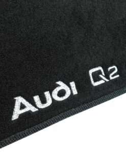 Cubretablero para Audi Q2 2018–2025 con detalle del bordado