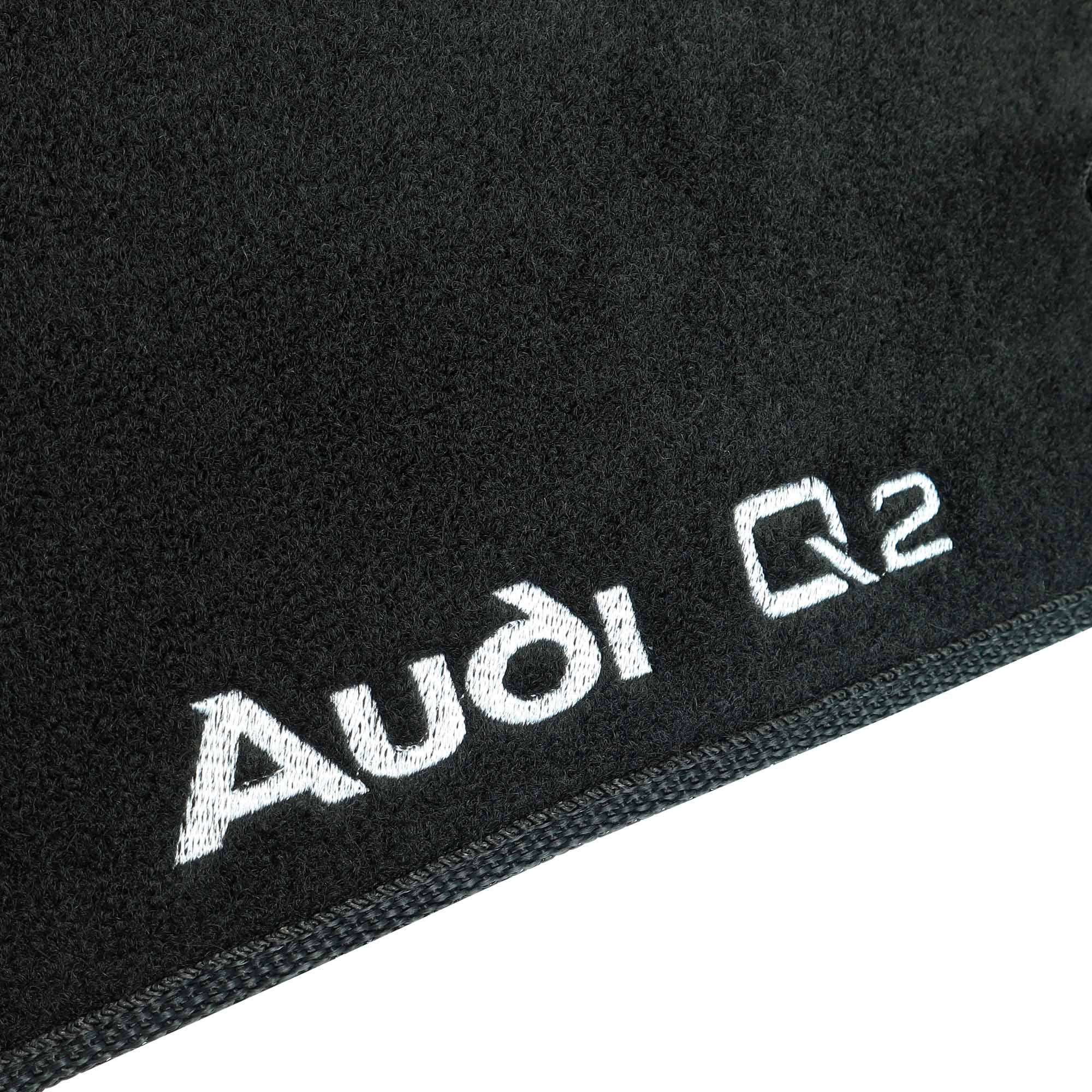Cubretablero para Audi Q2 2018–2025 con detalle del bordado