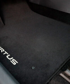 Tapetes de piso para para Volkswagen Virtus 2020–2025 vista superior instalado al interior del vehículo