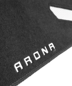 Cubretablero premium para Seat Arona 2017–2021 con detalle del bordado