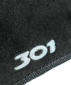 Cubretablero premium para Peugeot 301 2013–2017 con detalle del bordado