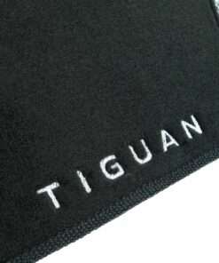Cubretablero premium para Volkswagen Tiguan 2025-2026 con detalle del bordado