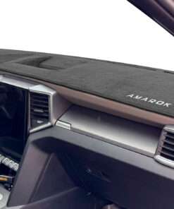 Cubretablero premium para Volkswagen Amarok 2023-2026 instalada al interior con vista en ángulo derecho