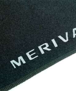 Cubretablero premium para Chevrolet Meriva 2003–2009 con detalle del bordado