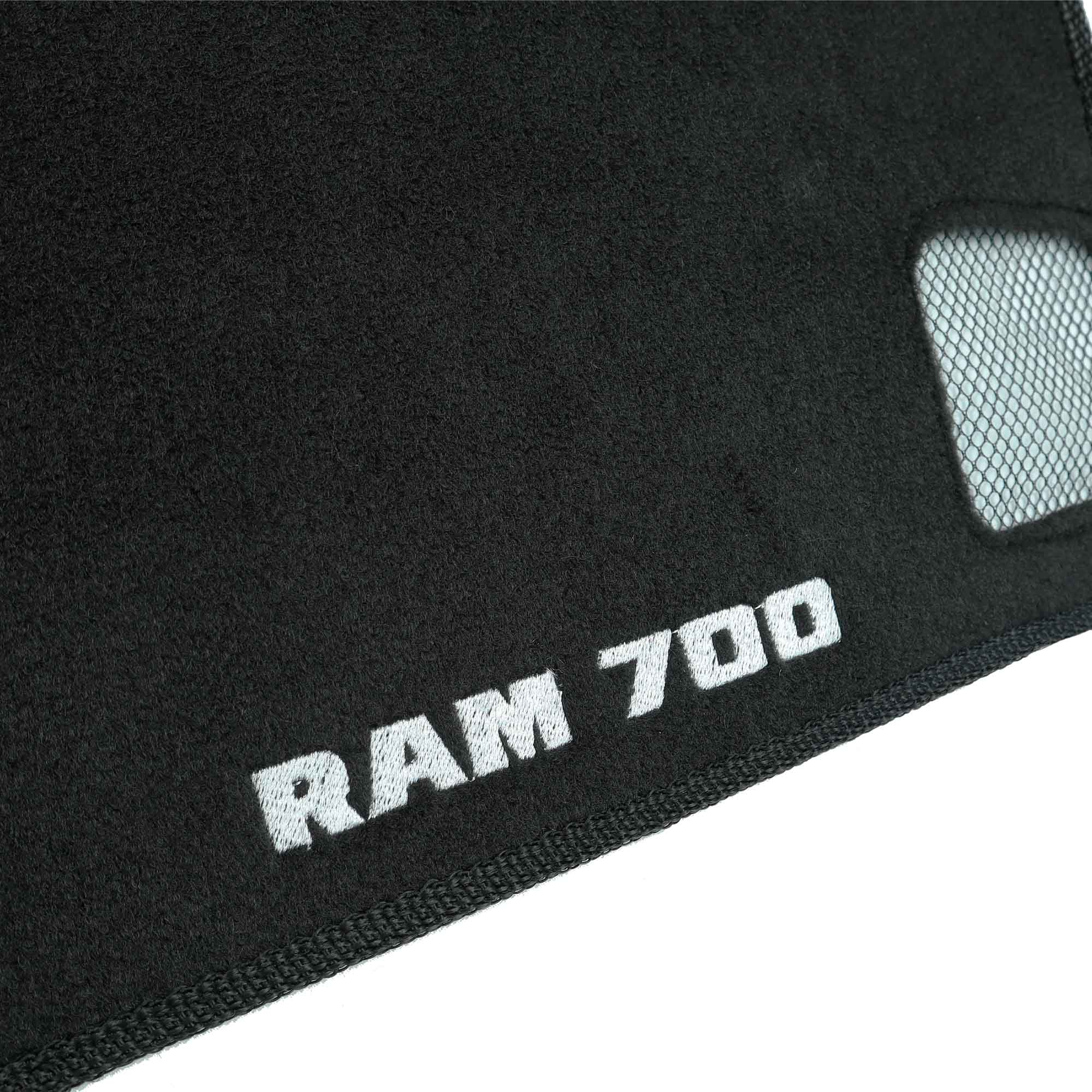 Cubretablero premium para Chrysler–Dodge RAM 700 2021–2025 con detalle del bordado.