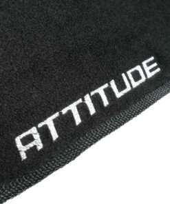 Cubretablero premium para Chrysler–Dodge Attitude 2025–2026 con detalle del bordado.