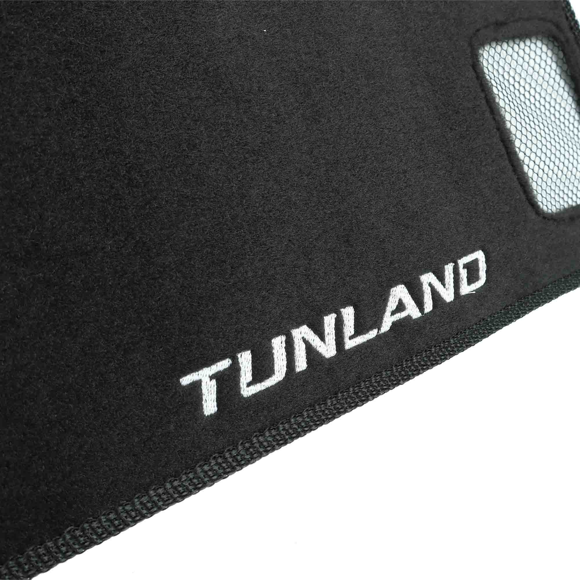 Cubretablero premium para Foton Tunland V9 2023–2026 vista detalle del bordado