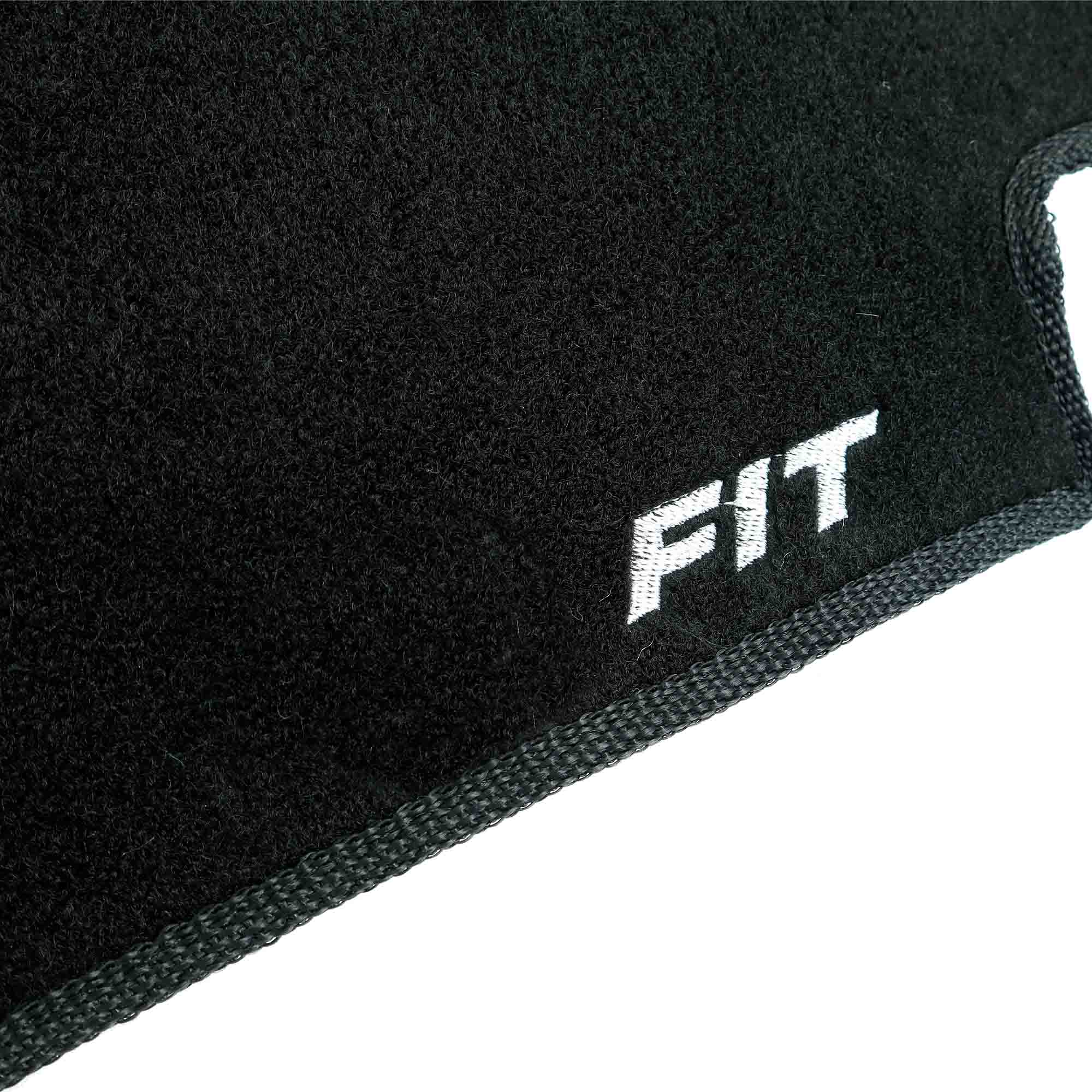 Cubretablero premium para Honda Fit 2015–2020 con detalle del bordado